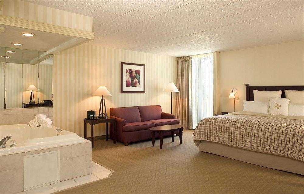 Ramada By Wyndham Greensburg Hotel & Conference Center Ngoại thất bức ảnh